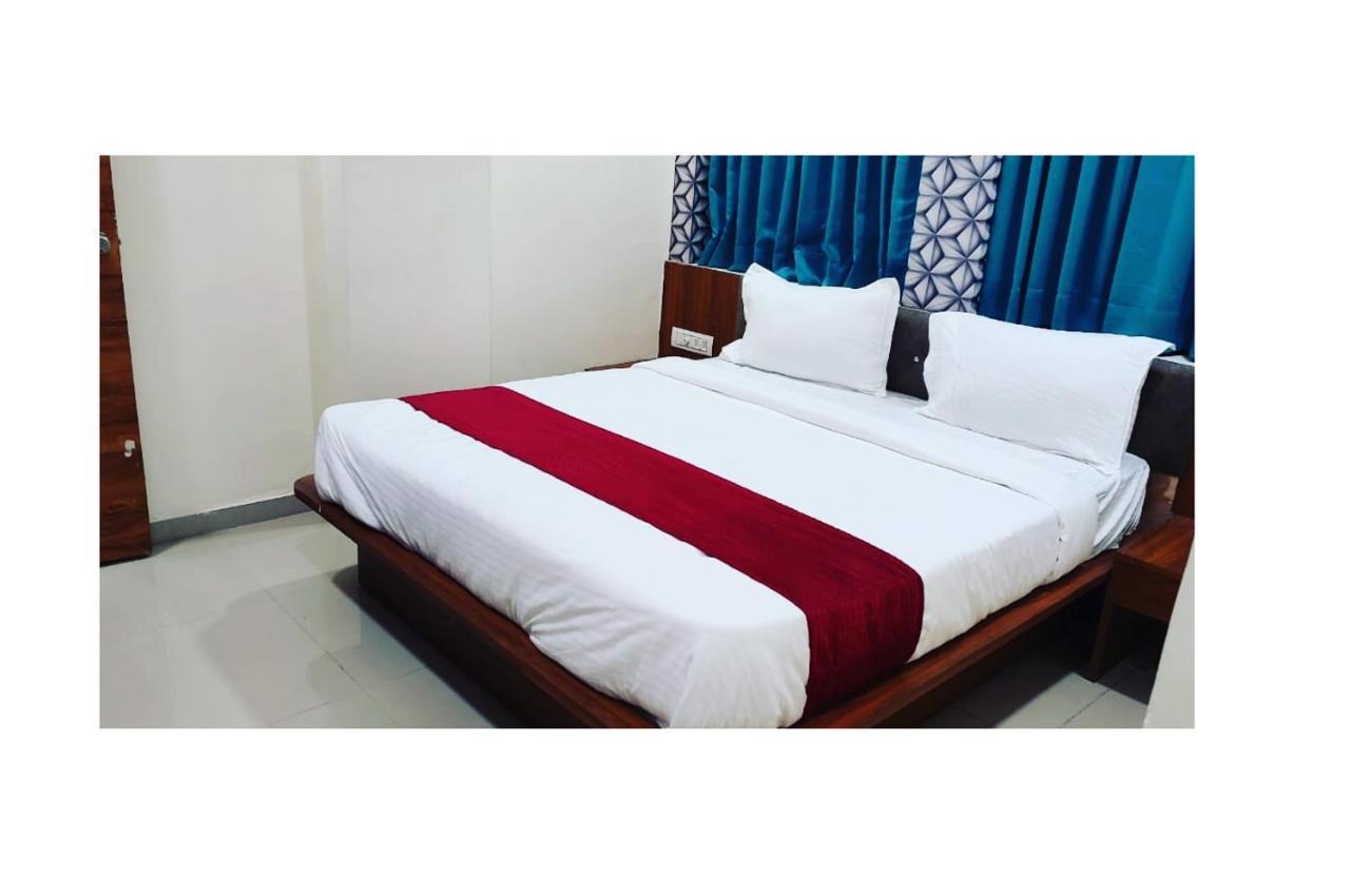 Hotel Red Rose Vadodara Dış mekan fotoğraf