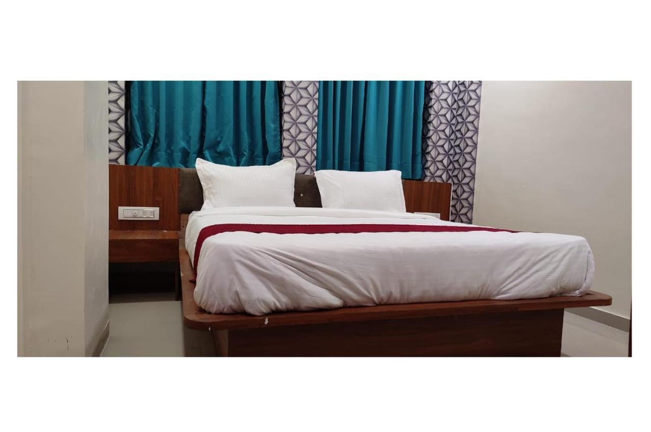Hotel Red Rose Vadodara Dış mekan fotoğraf